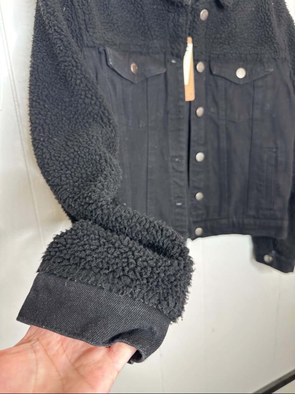 Black Sherpa-Trim Denim Jacket with Cozy Collar - Picture 4 of 8